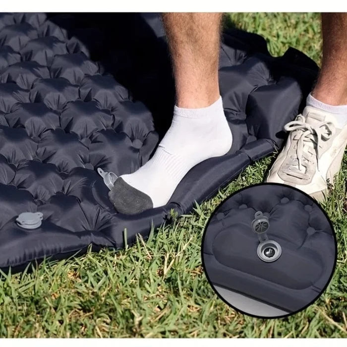 Double inflatable air mattress with built-in pillow pump