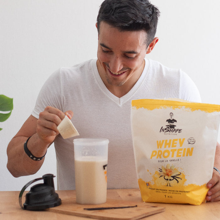Tibo qui se prépare de whey protein vanille Inshape Nutrition